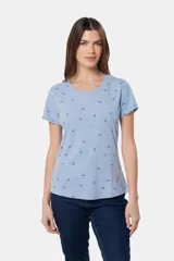 Remera blanca de manga corta con cuello redondo y estampado sutil de libélulas en toda la prenda.