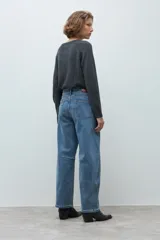 Jean de corte barrel con costura horizontal a la altura de la rodilla, tiro medio y diseño de pierna curva.