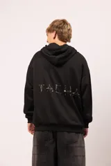 Campera oversize con capucha y cierre frontal metálico. Presenta bolsillos frontales con remaches metálicos y un diseño exclusivo en la espalda con la palabra "TACHA" formada por alfileres de gancho plateados. Confeccionada en tejido de jersey con interior suave.