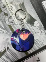 Llavero circular de MDF con impresión a color del personaje Isagi Yoichi del anime Blue Lock.