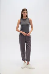 Musculosa gris sin mangas, al cuerpo y cuello a la base.