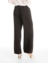 Pantalon de corte wide leg en color gris, con cintura elastizada y franjas laterales en contraste. Presenta un diseño de pierna recta y holgada.