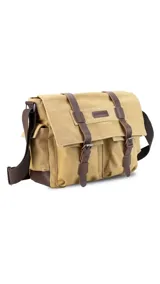 Morral de tela canvas color beige con detalles en cuero marrón. Tiene tapa con doble hebilla, doble bolsillo frontal, bolsillo trasero y laterales. Interior espacioso con compartimento para notebook de 15". Correa de galón regulable.