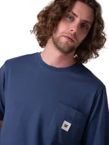 Remera Caterpillar de jersey de algodón azul, de corte regular y manga corta, con bolsillo en el pecho que incluye una etiqueta tejida con el logo de la marca.