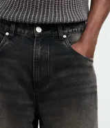 Pantalón de jean modelo super baggy, con corte ancho y recto, cintura alta con trabillas y terminación deshilachada en el ruedo. Presenta un lavado con efecto desgastado y bolsillos funcionales.