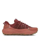 Championes de trail running Under Armour Fat Tire Venture Pro, color bordó con detalles en naranja y suela de caucho marrón. Presentan una parte superior de tejido ripstop con revestimientos de gamuza, sistema de cordones reforzados y amortiguación reactiva UA HOVR.