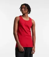 Musculosa masculina de cuello redondo, confeccionada en tejido acanalado de algodón con mezcla de poliéster y elastano. Diseño básico sin estampa, ideal para uso diario.