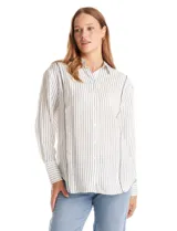 Camisa de corte clásico con estampado de rayas verticales finas, cuello con solapa, cierre frontal con botones y mangas largas con puños abotonados.