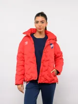 Campera puffer corta de Umbro para el Club Nacional de Football, color azul marino con diseño termosellado. Cuenta con cuello alto, cierre frontal con botones a presión, bolsillos laterales y logo de la marca junto al escudo del club en el pecho.