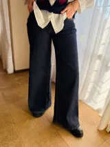 Pantalón de jean estilo wide leg en color azul marino, con corte de pierna ancha y tiro medio.