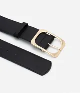 Cinturón de mujer ancho de color camel, confeccionado en poliuretano (PU) con una hebilla metálica cuadrada de color dorado.