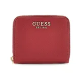 Billetera Guess modelo Laurel II de formato cuadrado y cierre perimetral con cremallera. Presenta una textura granulada en color rojo y el logo de la marca con la inscripción 'EST 1981' en letras metálicas doradas en el frente.