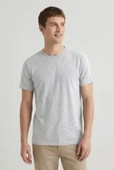 Remera de manga corta y cuello redondo en color gris melange, con diseño liso y corte clásico.