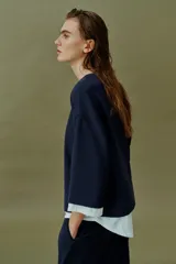 Sudadera de algodón color marrón con efecto doble capa, con cuello redondo y detalles en tejido blanco a contraste en las mangas y el bajo asimétrico.