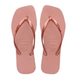 Sandalias tipo ojota Havaianas modelo Slim Square, con diseño de punta cuadrada y tiras finas metálicas.