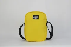 Morral pequeño de color amarillo con correa negra ajustable. Presenta el logo de la NBA en la parte superior y un relieve sutil de una pelota de baloncesto en el frente. Incluye un dije colgante con el logo de Los Angeles Lakers (letra 'L' con una pelota de baloncesto).