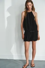 Vestido corto de cuello halter con lazada ajustable, diseño con bajo acabado tipo globo y cinturón fino integrado con hebilla metálica.