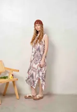 Vestido midi sin mangas, con escote en V y estampado estilo paisley en tonos marrones y violetas sobre fondo blanco.
