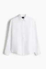 Camisa H&M de lino liviano color blanco, de corte entallado slim fit, con cuello italiano y manga larga.