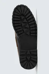 Zapato náutico de cordones, color negro, fabricado en piel con pespuntes a contraste en color claro. Presenta una horma redonda y suela track gruesa.