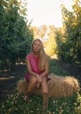 Vestido corto sin mangas de diseño bicolor, combinando paneles en tonos rosado y rojo. Presenta un corte recto y holgado con cuello redondo, confeccionado en una tela de caída suave.