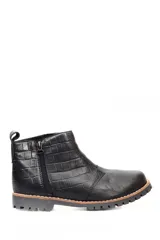 Bota corta negra de cuero sintético con textura croco, cierre lateral y suela track.