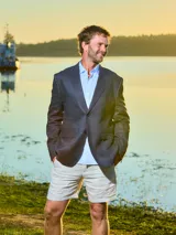 Saco sport azul de lino con solapas de muesca, cierre de dos botones y bolsillos de parche.