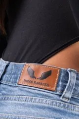 Jean corte mom de tiro alto, color azul claro con lavado clásico. Presenta cierre frontal con botón y cinco bolsillos tradicionales.