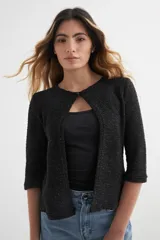 Cardigan negro de tejido de punto con mangas 3/4 y escote con botón.