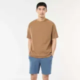 Bermudas de chándal de corte estándar, confeccionadas en tejido de muletón, con cintura elástica y bolsillos laterales.