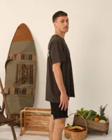 Remera unisex color crema con estampado de un sol anaranjado.