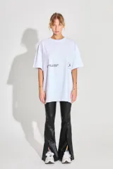 Remerón blanco de jersey 24/1 peinado, corte oversized, mangas cortas y ruedo ancho. Estampa serigrafiada en frente y espalda a contratono.