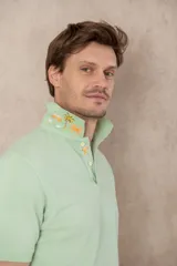 Chomba azul de piqué de algodón con cuello polo, tapeta de dos botones con diseño estampado en el interior y mangas cortas. Corte clásico.