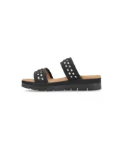 Sandalias de plataforma con dos tiras anchas negras decoradas con apliques metálicos plateados entrelazados. Presentan una plantilla de color natural y una suela dentada de poliuretano.