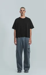 Pantalón de jogging de frisa color gris melange oscuro, con cintura y puños elásticos. Posee dos bolsillos laterales, un bolsillo trasero y un bolsillo lateral adicional con cierre.