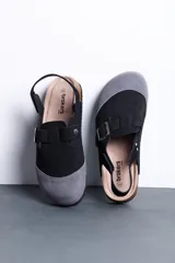 Sandalias Brokers Wear modelo Leblon Black, de color negro con puntera gris, tira trasera ajustable y hebilla metálica lateral.