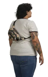 Riñonera negra de la marca JanSport, modelo Fifth Avenue, con parche frontal de la marca y cierres metálicos.