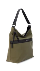 Cartera tipo hobo de tamaño grande en color beige, con detalles en negro. Presenta una franja horizontal negra con el logo de la marca, asa corta de hombro y correa larga desmontable. Incluye bolsillo frontal con cierre oculto y bolsillo trasero.