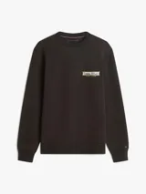 Buzo de cuello redondo Tommy Hilfiger de color negro, confeccionado en tejido interlock técnico de algodón y poliéster. Presenta corte regular, puños y bajo de punto canalé, con un parche bordado del logo de la marca en el pecho y la bandera distintiva bordada en el puño.