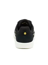 Championes urbanos Caterpillar modelo Pause Retro T-Toe, color negro con detalles en dorado. Confeccionados en cuero gamuzado, cuentan con suela de goma blanca, cierre mediante cordones y plantilla de espuma EVA para mayor confort.