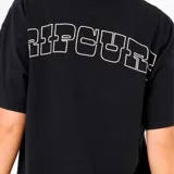 Remera de algodón color negro, de corte holgado y manga corta, con estampa pequeña en el centro del pecho que incluye el logo de la marca.