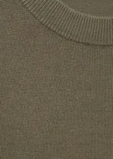 Buzo de punto fino color verde oliva, con cuello redondo y mangas cortas. Presenta un diseño recto con terminaciones en canalé en el cuello, mangas y ruedo.