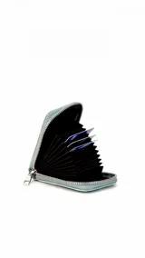 Tarjetero de diseño compacto en color tostado, con cierre perimetral metálico y visor frontal transparente para identificación o tarjetas.