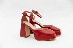 Zapatos de tacón con plataforma, color rojo, con correa al tobillo y hebilla redonda.