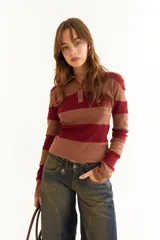 Top de manga larga con diseño de rayas horizontales en tonos negro y marrón, cuello polo con cierre de botones y bordado pequeño en el pecho.