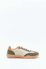 Zapatillas urbanas de estilo deportivo, modelo Paddock Pols, confeccionadas en combinación de tonos beige y blanco, con suela de goma estructurada.