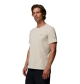 Remera de senderismo Columbia Titanium Diamond Peak, color gris claro, de manga corta, con tecnología de enfriamiento Omni-Freeze y protección solar. Presenta detalle reflectante y logo estampado en la espalda.