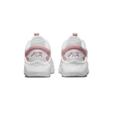 Championes Nike Air Max Bolt, color blanco con detalles en rosado, con unidad visible Air Max en el talón, confeccionados con capellada de malla y materiales sintéticos.