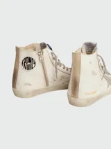 Botines de caña alta Golden Goose modelo Francy Classic, color blanco con detalles desgastados y estrella plateada en el lateral.