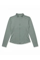 Campera deportiva gris de corte entallado, con cuello alto, cierre frontal completo y mangas largas con ojal para el pulgar.